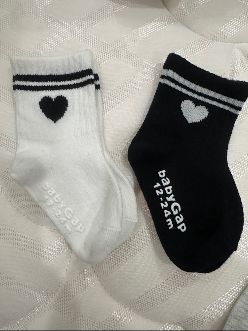 NWOT GAP Black & White Heart Crew Socks for Babies (2 pairs)